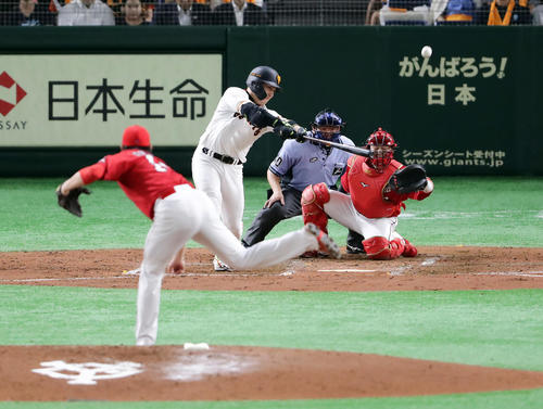 巨人対広島　3回裏巨人無死一、二塁、丸は左適時打を放つ。投手大瀬良（撮影・浅見桂子）