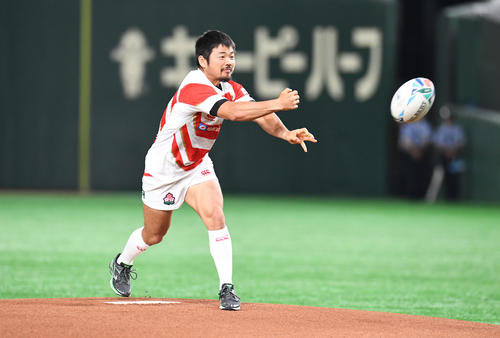 巨人対広島　始球式で、野球の投球のようにラグビーボールを投げる田中（撮影・加藤諒）