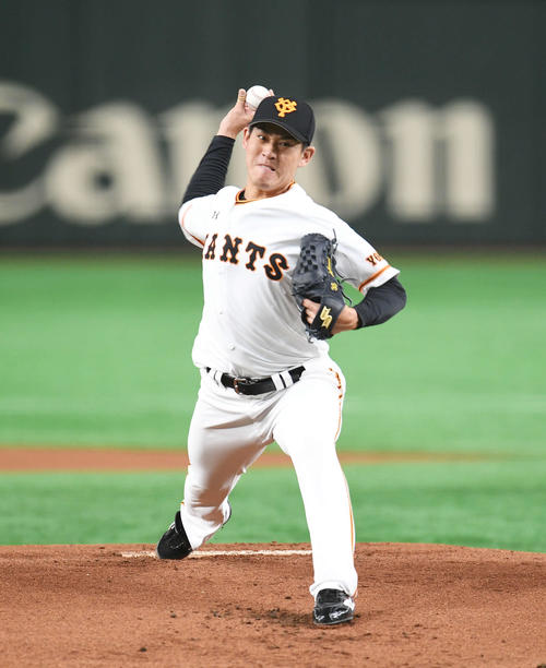 巨人対広島　力投する巨人先発の桜井（撮影・加藤諒）
