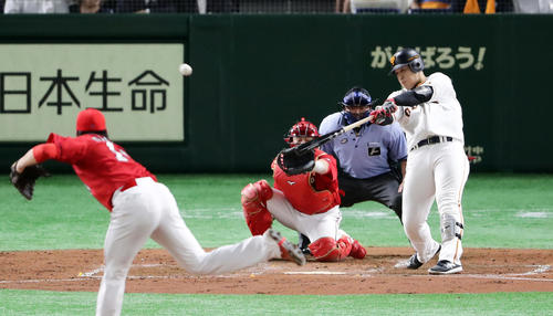巨人対広島　3回裏巨人無死一、三塁、右越え3点本塁打を放つ岡本。投手大瀬良（撮影・浅見桂子）