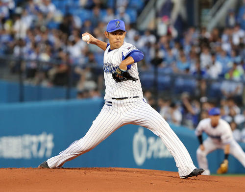 DeNA対ヤクルト　先発し力投するDeNA井納（撮影・鈴木正人）