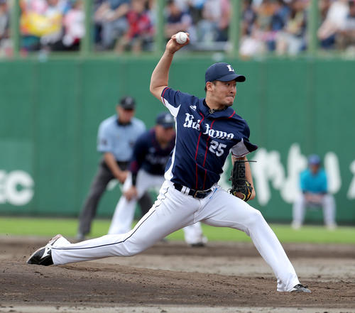 日本ハム対西武　7回から登板する西武平井（撮影・佐藤翔太）