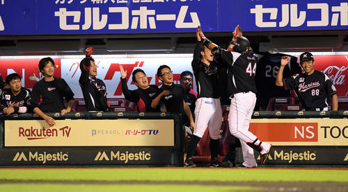 楽天対ロッテ　10回表ロッテ1死、勝ち越しの中越えソロ本塁打を放った井上（手前右）を出迎える鈴木らナイン（撮影・滝沢徹郎）