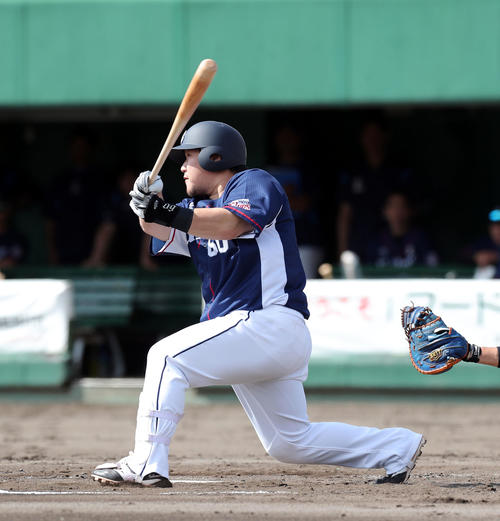 日本ハム対西武　3回表西武2死満塁、中村は先制となる右前適時打を放つ（撮影・佐藤翔太）