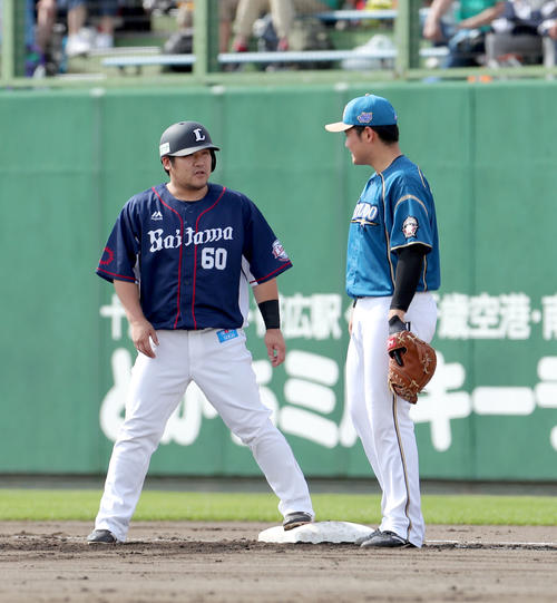 日本ハム対西武　3回表西武2死満塁、先制右前適時打を放ち日本ハム清宮（右）と話す中村（撮影・佐藤翔太）
