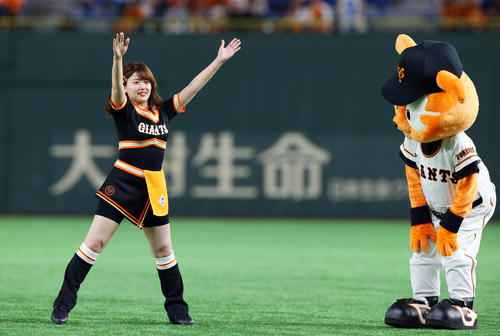 巨人対広島　試合前、ヴィーナスとダンスでスタンドを盛り上げる日本テレビ尾崎里紗アナ（撮影・垰建太）