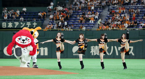 巨人対広島　試合前、ヴィーナスとダンスでスタンドを盛り上げる日本テレビ尾崎里紗アナ（右から3人目）（撮影・垰建太）