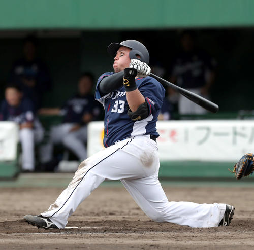 日本ハム対西武　9回表西武無死、左越えソロ本塁打を放つ山川（撮影・佐藤翔太）