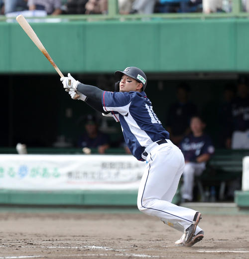 日本ハム対西武　5回表西武1死、森は左越え本塁打を放つ（撮影・佐藤翔太）