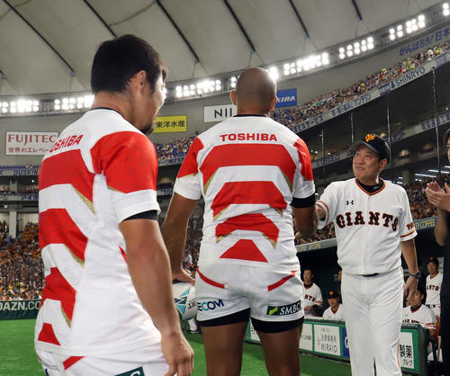 巨人対広島　始球式を務めたラグビー日本代表の田中（左）とリーチ（中央）と握手を交わす巨人原監督（撮影・垰建太）