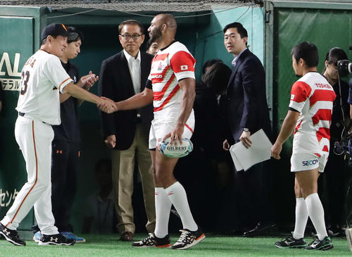 巨人対広島　始球式に登場したラグビー日本代表のリーチ（中央）と田中（右）と握手を交わす原監督（撮影・浅見桂子）