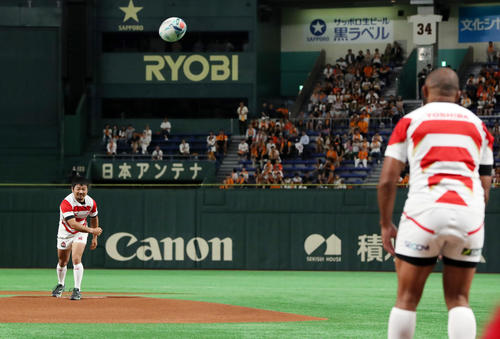 巨人対広島　ラグビーボールで始球式を行うラグビー日本代表の田中（左）とリーチ（撮影・垰建太）