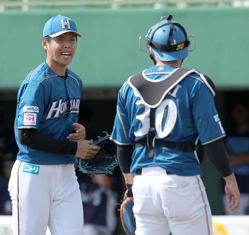 日本ハム対西武　先制を許し悔しそうな表情でベンチに戻る日本ハム杉浦（左）と捕手宇佐見（右手前）（撮影・佐藤翔太）