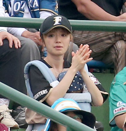 日本ハム対西武　スタンドから試合を見つめる日本ハム杉浦夫人の紺野あさ美さん（撮影・佐藤翔太）