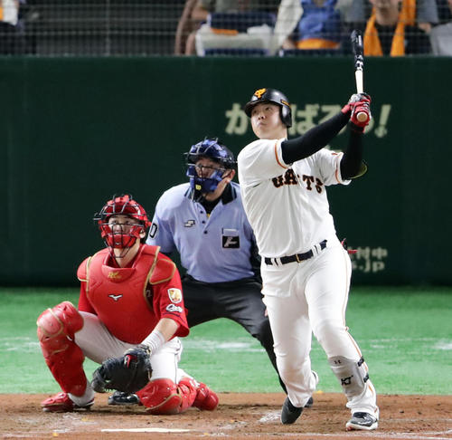 巨人対広島　3回裏巨人無死一、三塁、岡本は右翼3点本塁打を放つ。投手大瀬良（撮影・浅見桂子）