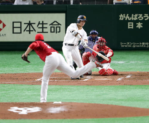巨人対広島　2回裏巨人1死一、二塁、大城は右越え2点逆転適時二塁打を放つ。投手大瀬良（撮影・浅見桂子）