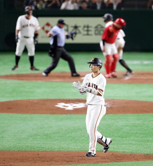 巨人対広島　2回裏巨人1死一、二塁、大城（手前）は右越え2点逆転適時二塁打を放ち、拍手する（撮影・浅見桂子）