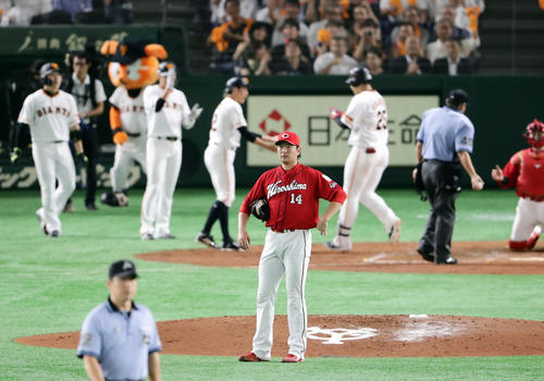 巨人対広島　3回裏巨人無死一、三塁、岡本（後方右）に右翼3点本塁打を許し、ぼう然とする大瀬良（撮影・浅見桂子）
