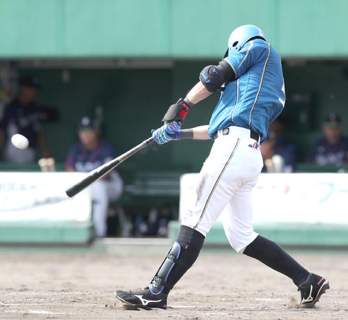 日本ハム対西武　4回裏日本ハム無死、大田は左越え本塁打を放つ（撮影・佐藤翔太）