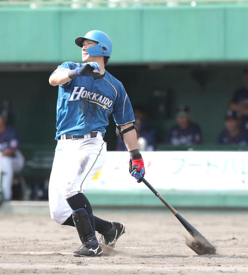 日本ハム対西武　4回裏日本ハム無死、左越えソロ本塁打を放つ大田（撮影・佐藤翔太）