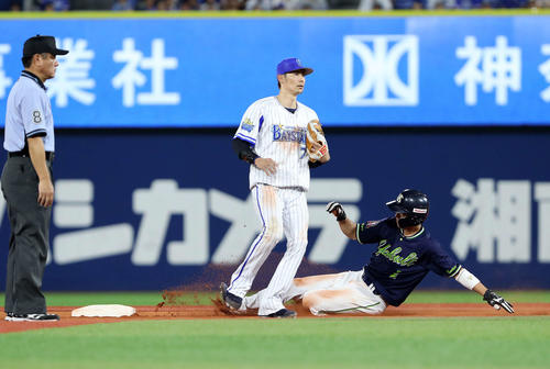DeNA対ヤクルト　6回表ヤクルト1死一塁、山田哲（右）は盗塁を決める、左は石川（撮影・鈴木正人）