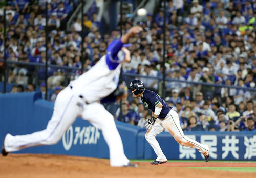 DeNA対ヤクルト　6回表ヤクルト1死一塁、山田哲（右）は盗塁を決める、左は井納（撮影・鈴木正人）