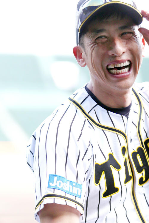 阪神対中日　試合前の練習で笑顔を見せる矢野監督（撮影・上山淳一）