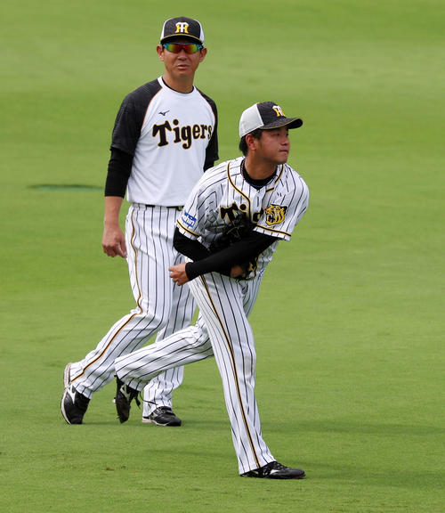 阪神対中日　練習でキャッチボールする高橋遥人（撮影・加藤哉）