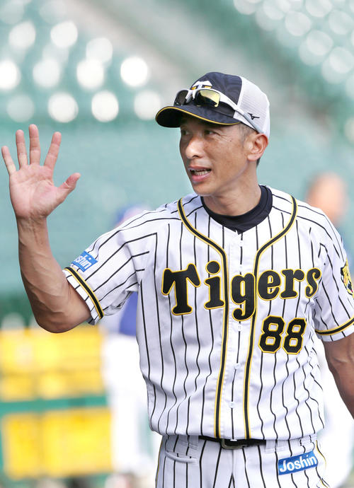 練習を見る矢野監督（撮影・上山淳一）