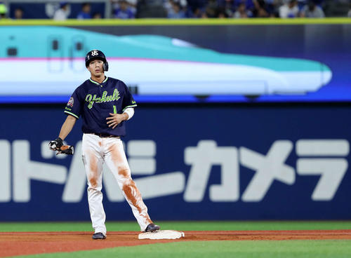 DeNA対ヤクルト　4回表ヤクルト無死一塁、二盗を決めた山田哲（撮影・鈴木正人）