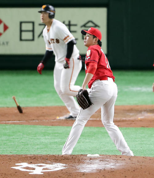 巨人対広島　3回裏巨人無死一、三塁、岡本に右翼3点本塁打を許し、打球を見つめる大瀬良（撮影・浅見桂子）