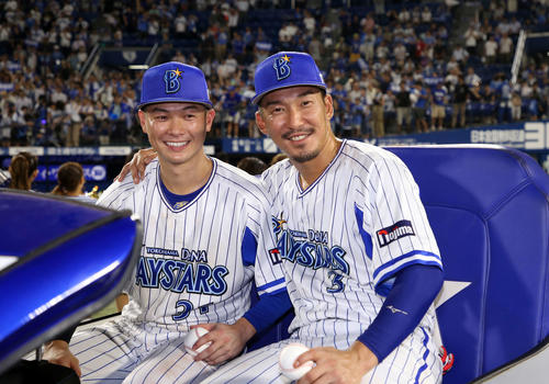 DeNA対ヤクルト　試合に勝利し笑顔を見せるDeNA柴田（左）と梶谷（撮影・鈴木正人）
