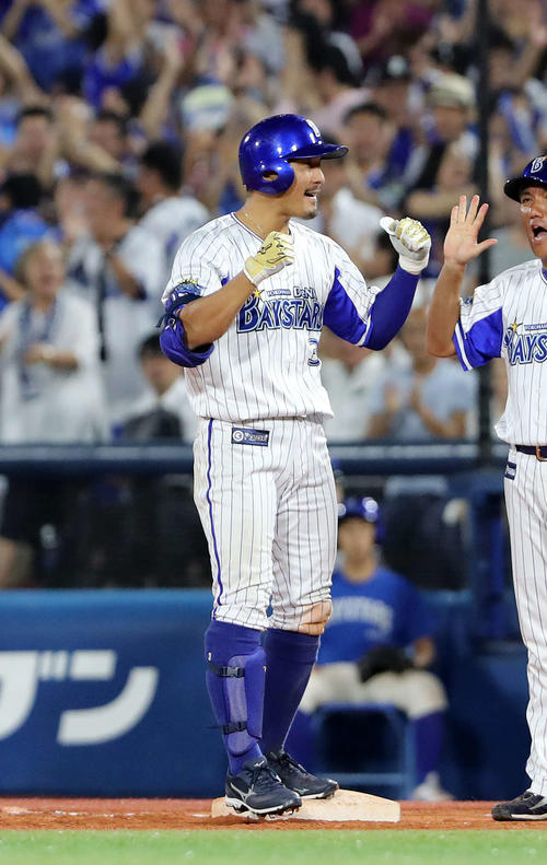 DeNA対ヤクルト　7回裏DeNA2死一、二塁、梶谷は右前適時打を放ちガッツポーズ（撮影・鈴木正人）