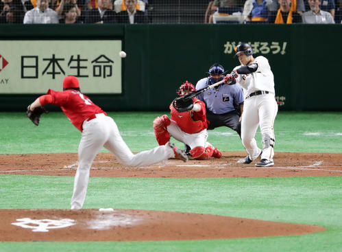 巨人対広島　3回裏巨人無死一、三塁、右越え3点本塁打を放つ岡本。投手大瀬良（撮影・浅見桂子）