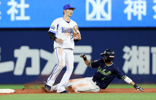 DeNA対ヤクルト　6回表ヤクルト1死一塁、山田哲（右）は盗塁を決める、左は石川（撮影・鈴木正人）