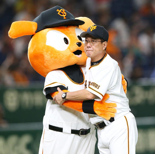 巨人対広島　広島に勝利しタッチを交わすジャビット（左）と抱き合う巨人原監督（撮影・垰建太）