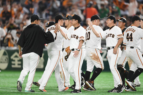 巨人対広島　広島に勝利し、ハイタッチする巨人の原監督と勝利投手の桜井（撮影・加藤諒）