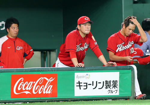 巨人対広島　3回裏巨人、降板した大瀬良（中央）は渋い表情で戦況を見つめる（撮影・垰建太）