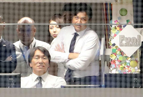 巨人対広島　テレビブースでダブル解説する松井秀喜氏（左）と高橋由伸氏（撮影・浅見桂子）