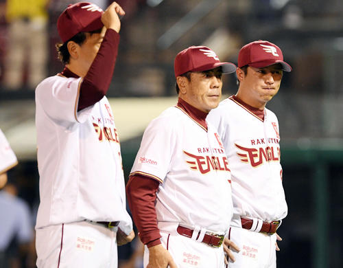 楽天対ロッテ　試合に敗れ厳しい表情の楽天平石監督（右）（撮影・滝沢徹郎）