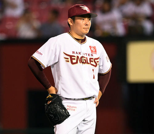 楽天対ロッテ　0回表ロッテ1死、井上に勝ち越しの中越えソロ本塁打を浴び厳しい表情の松井（撮影・滝沢徹郎）