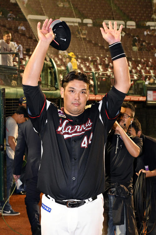 楽天対ロッテ　ヒーローインタビューを終えファンの声援に応じるロッテ井上（撮影・滝沢徹郎）