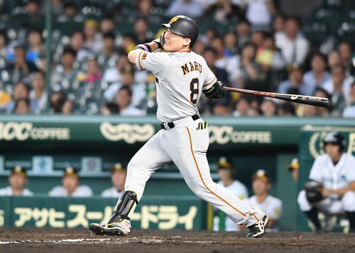 阪神対巨人 9回表巨人2死二塁、丸は中越えに2点本塁打を放つ(撮影・山崎安昭)