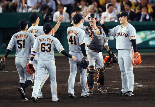 阪神対巨人 阪神に勝利し、笑顔でタッチを交わす巨人ナイン(撮影・前田充)