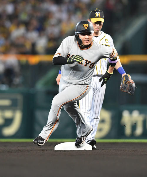 阪神対巨人 1回表巨人2死一塁、二塁盗塁を決めた丸(手前)は暴投を見逃さず三塁へ進む。二塁手糸原(撮影・山崎安昭)