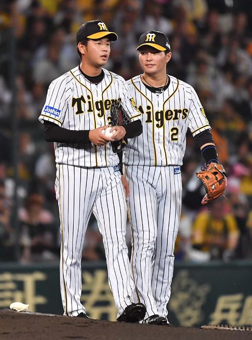 阪神対巨人 1回表巨人2死三塁、岡本和真の適時二塁打で先制を許し北條史也(右)に声を掛けられる高橋遥人(撮影・上田博志)