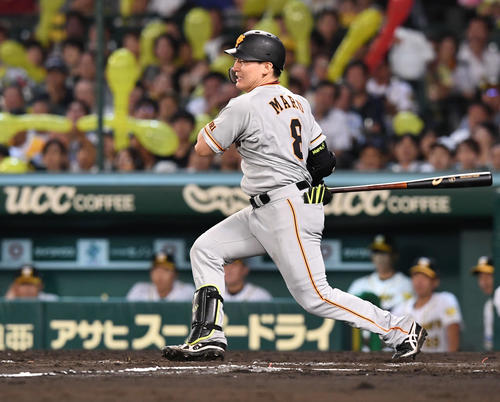 阪神対巨人 7回表巨人2死一、二塁、丸は右前適時打を放つ(撮影・山崎安昭)