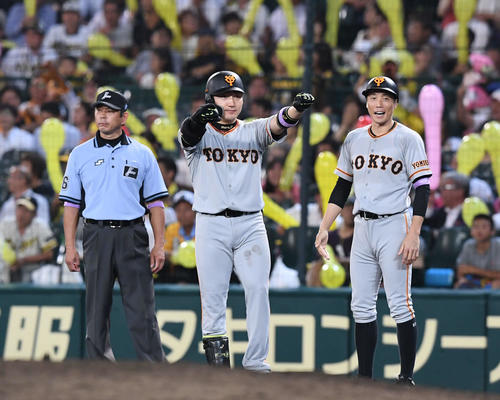阪神対巨人 7回表巨人2死一、二塁、適時打を放った丸(中央)はガッツポーズ。右は鈴木コーチ(撮影・山崎安昭)