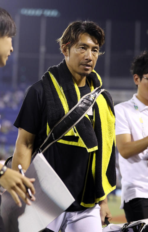 ヤクルト対阪神　厳しい表情で引き揚げる鳥谷（2019年8月25日撮影）