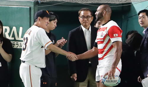 始球式を努めたラグビー日本代表のリーチ（右）と握手を交わす巨人原監督（撮影・浅見桂子）